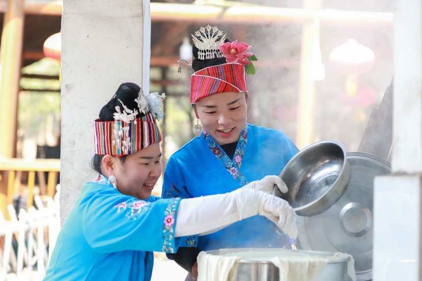 Villagers in SW China's Guizhou make Ciba for upcoming Spring Festival