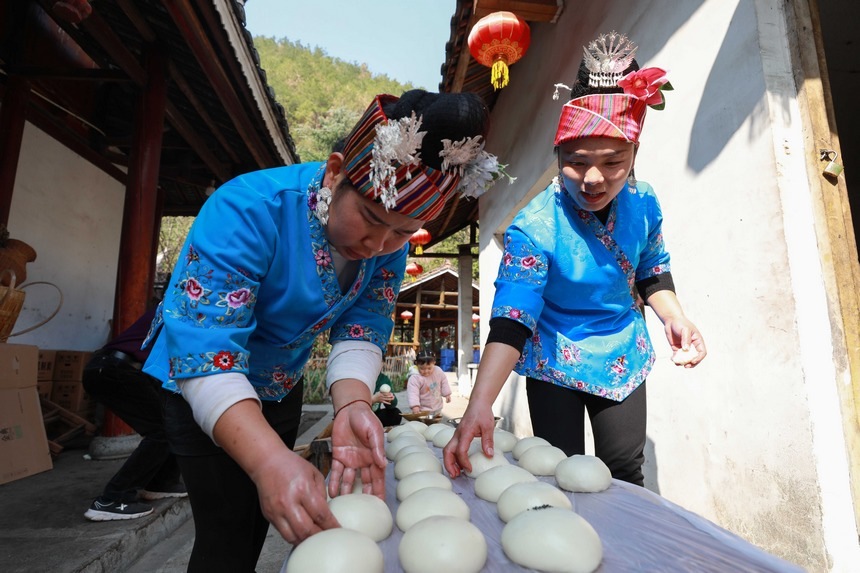 Villagers in SW China's Guizhou make Ciba for upcoming Spring Festival