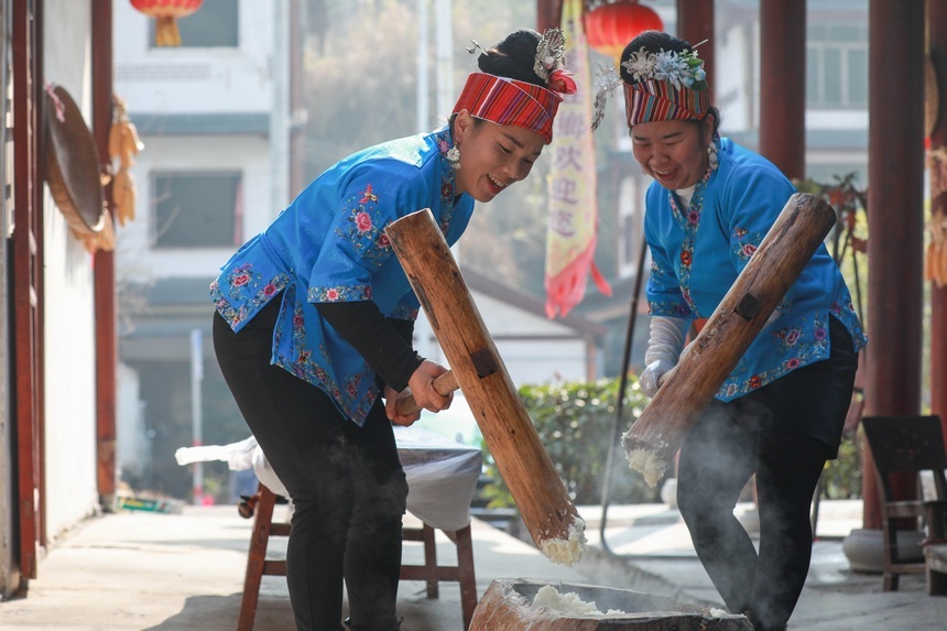 Villagers in SW China's Guizhou make Ciba for upcoming Spring Festival