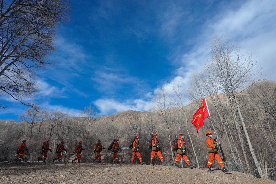 Firefighters patrol Qilian Mountains in NW China during Spring Festival holiday