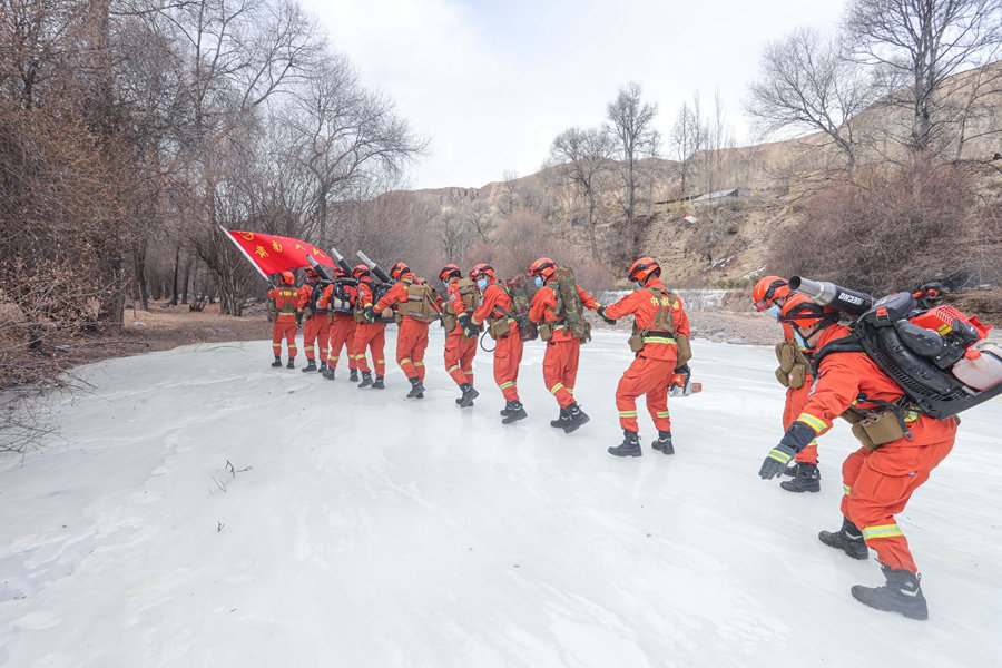 Firefighters patrol Qilian Mountains in NW China during Spring Festival holiday