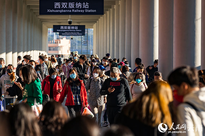 Daily passenger volume on China-Laos Railway hits record high during Spring Festival holiday