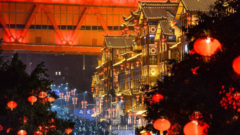 Night view of Hongya Cave draws tourists to Chongqing
