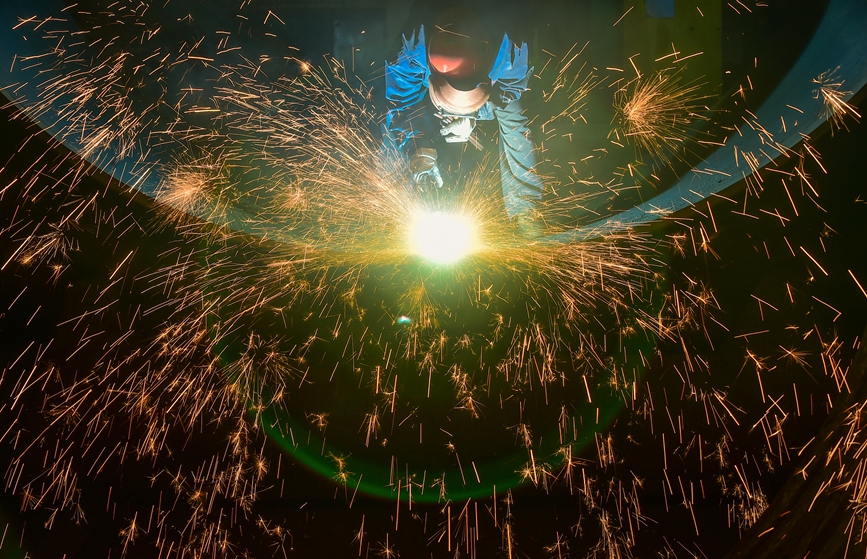 Workers remain at posts during Spring Festival holiday to complete overseas orders