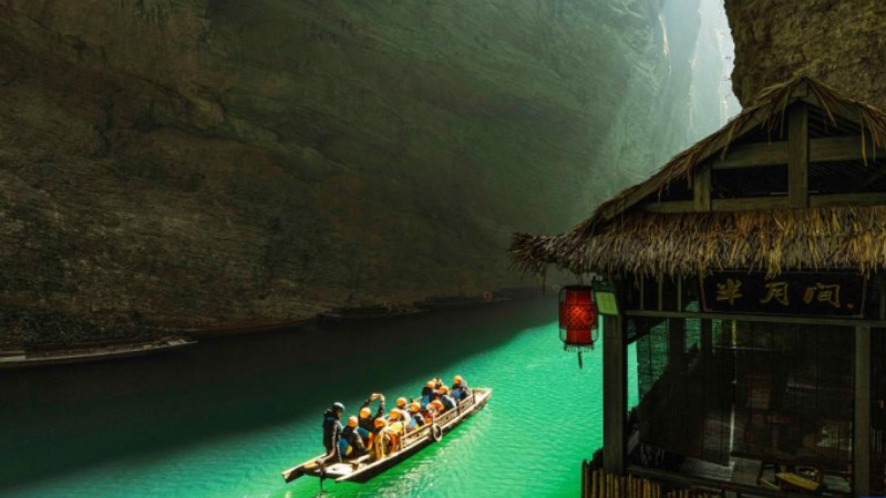 Tourists enjoy boat rides in Pingshan canyon in C China's Hubei