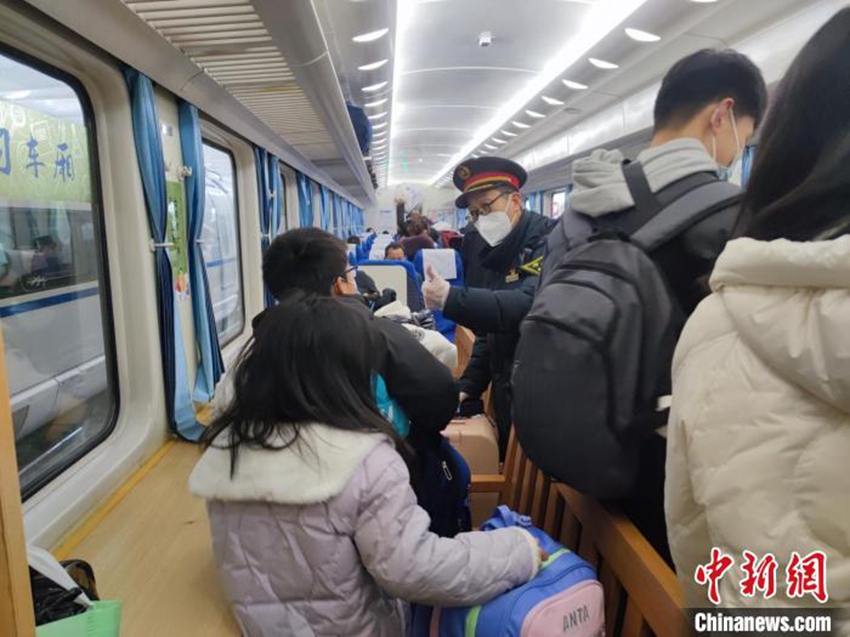 Slow train provides study room for student passengers in SW China's Chongqing