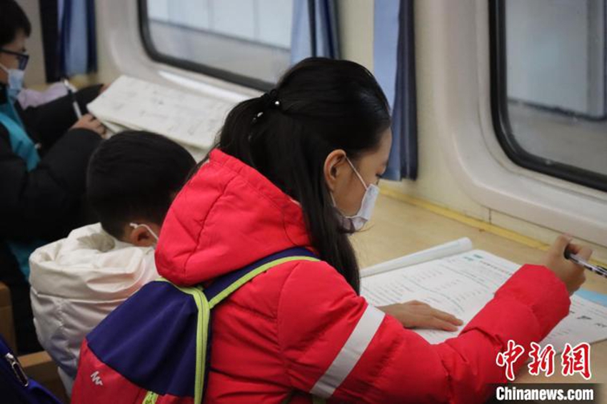 Slow train provides study room for student passengers in SW China's Chongqing