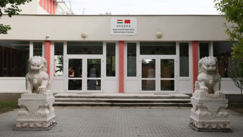 Xi encourages young people to forge ties