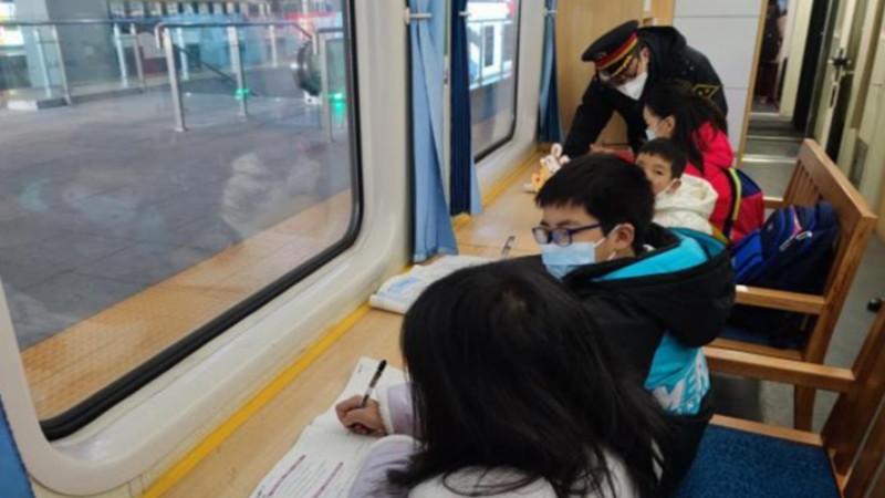 Slow train provides study room for student passengers in SW China's Chongqing