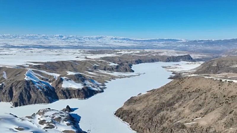 Frozen Kalajun Lake looks like an ancient Chinese porcelain