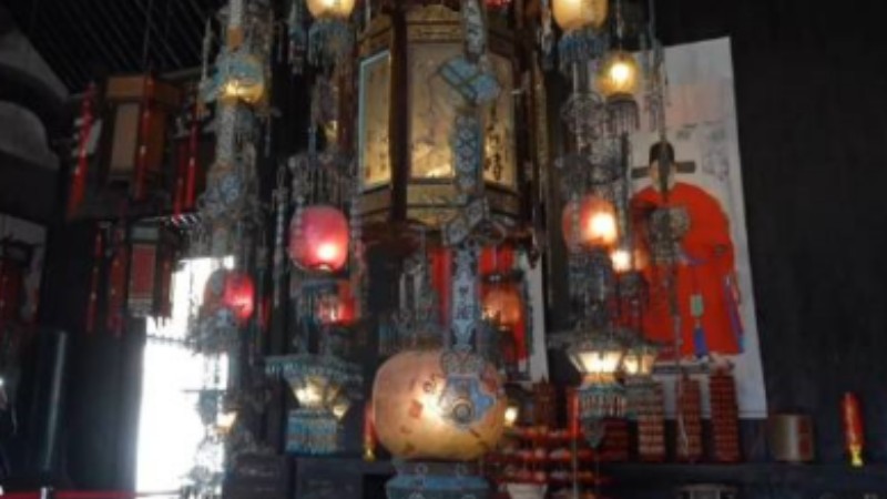 Lanterns light up historic residence