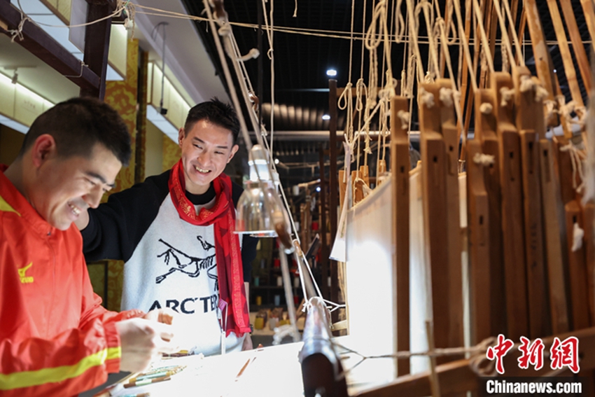 Young man from Taiwan popularizes traditional Nanjing Yunjin brocade