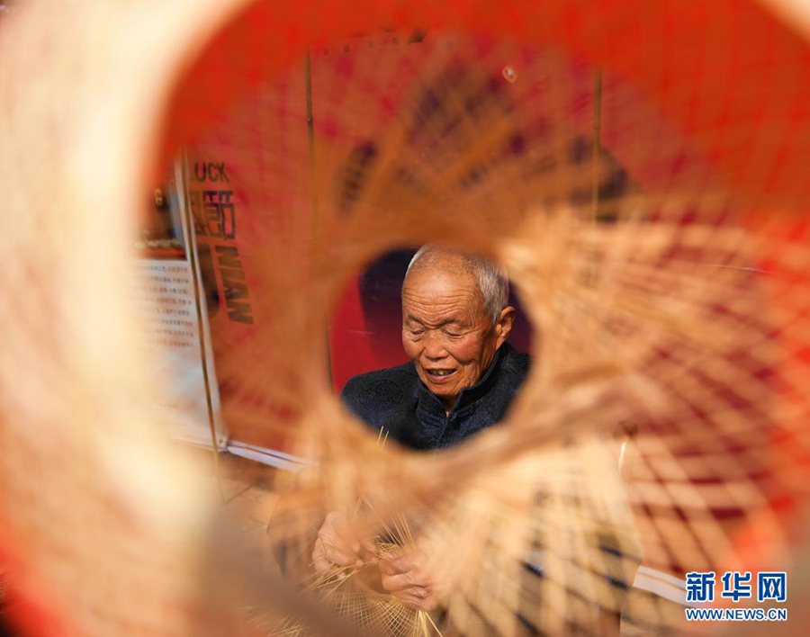 Elderly craftsman dedicated to passing on bamboo lantern weaving technique in NW China’s Shaanxi