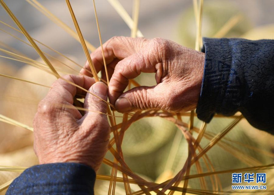 Elderly craftsman dedicated to passing on bamboo lantern weaving technique in NW China’s Shaanxi