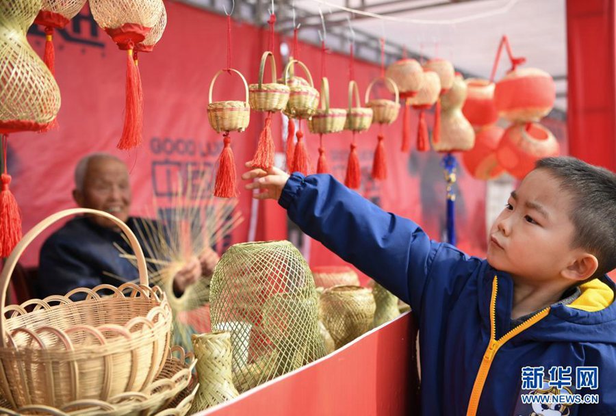 Elderly craftsman dedicated to passing on bamboo lantern weaving technique in NW China’s Shaanxi