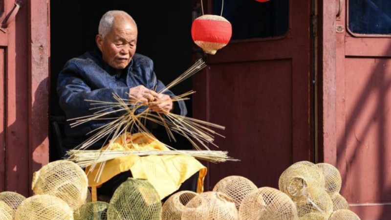 Elderly craftsman dedicated to passing on bamboo lantern weaving technique in NW China’s Shaanxi