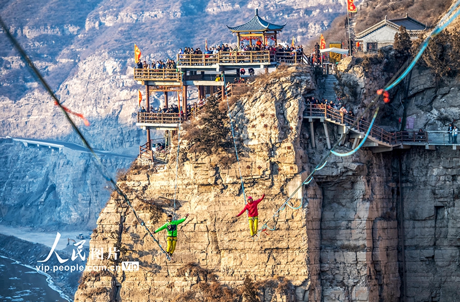 Stunt show 157 meters above ground