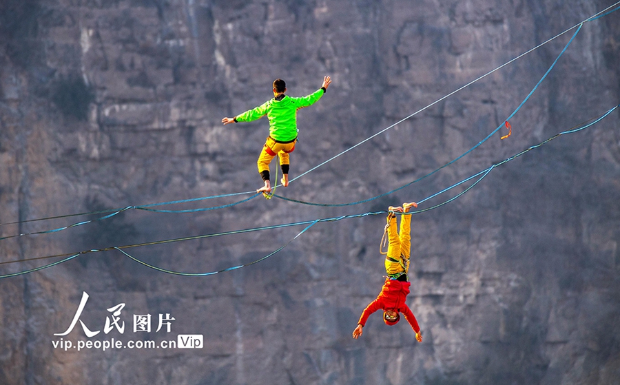 Stunt show 157 meters above ground