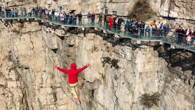 Stunt show 157 meters above ground