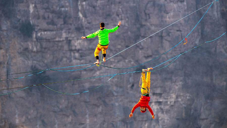 Stunt show 157 meters above ground