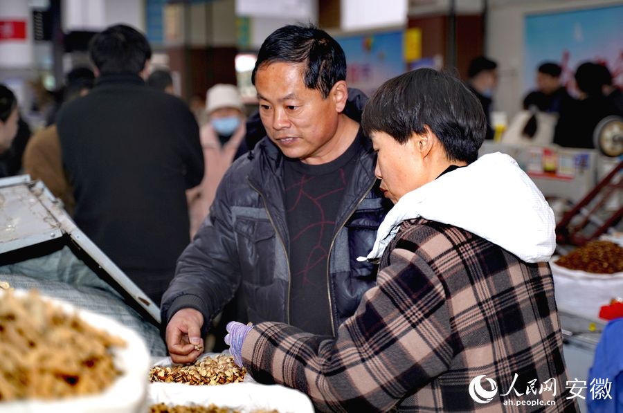 Ceremony marks the opening of Chinese medicinal herbs market in E China's Anhui