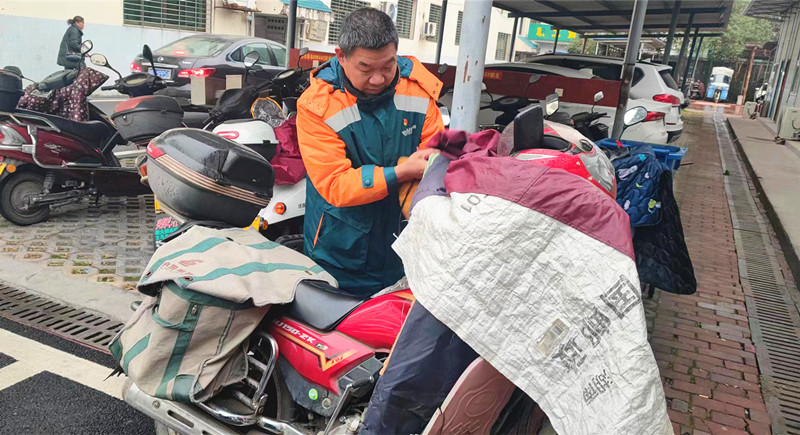 Postman spends 16 years making mountain deliveries in central China's Hunan