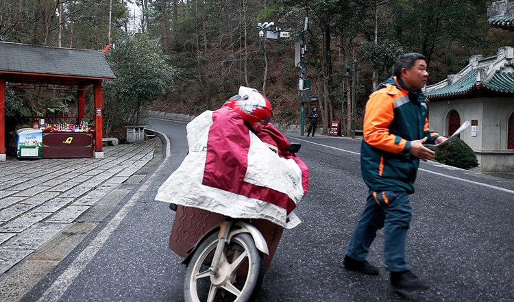 Postman spends 16 years making mountain deliveries in central China's Hunan