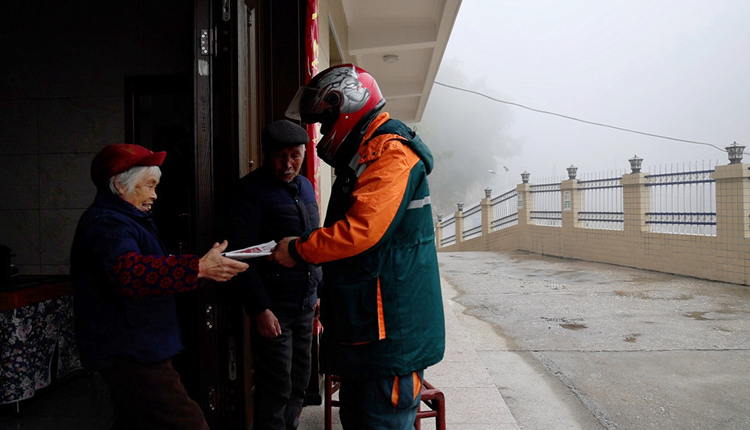 Postman spends 16 years making mountain deliveries in central China's Hunan