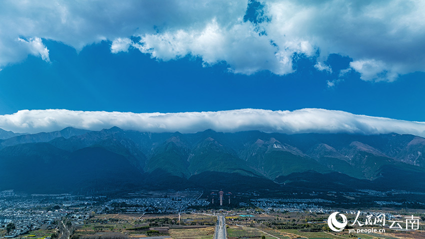 Magnificent scenery of cloud-clad Cangshan Mountain in SW China's Yunnan