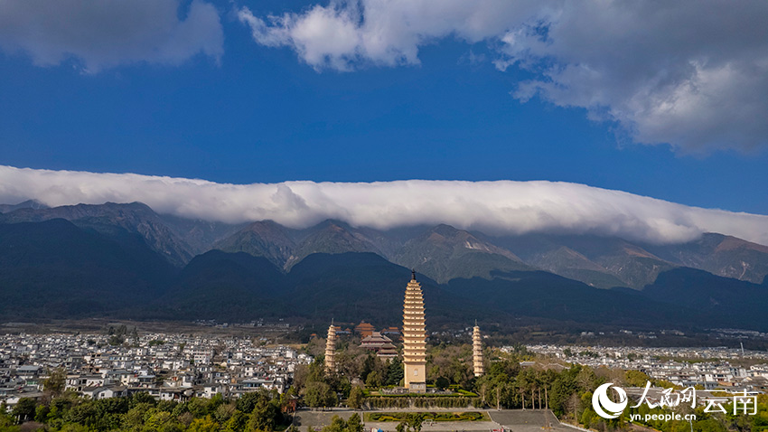 Magnificent scenery of cloud-clad Cangshan Mountain in SW China's Yunnan