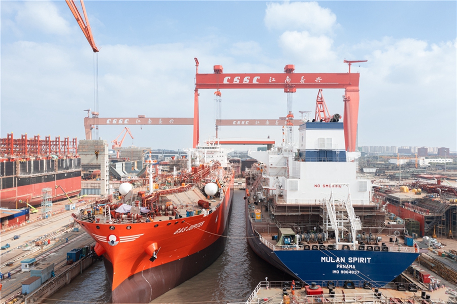 Two domestically-built gas carriers leave dock in Shanghai