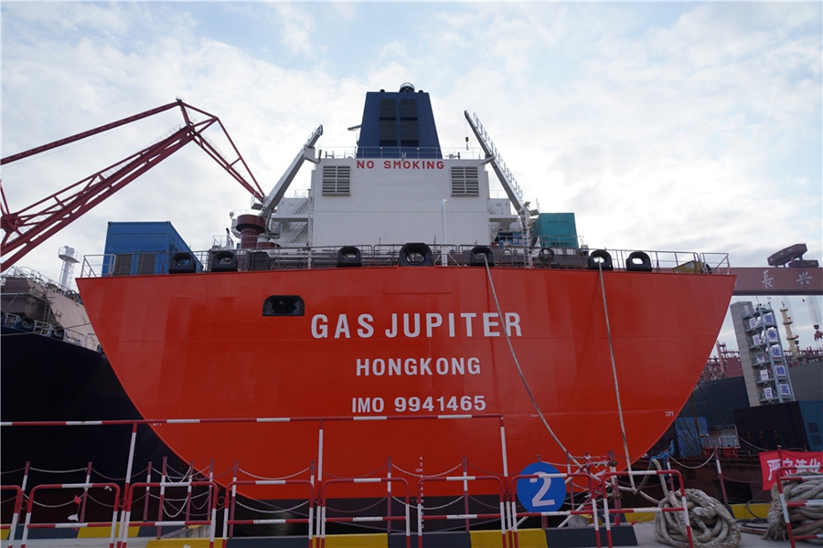 Two domestically-built gas carriers leave dock in Shanghai