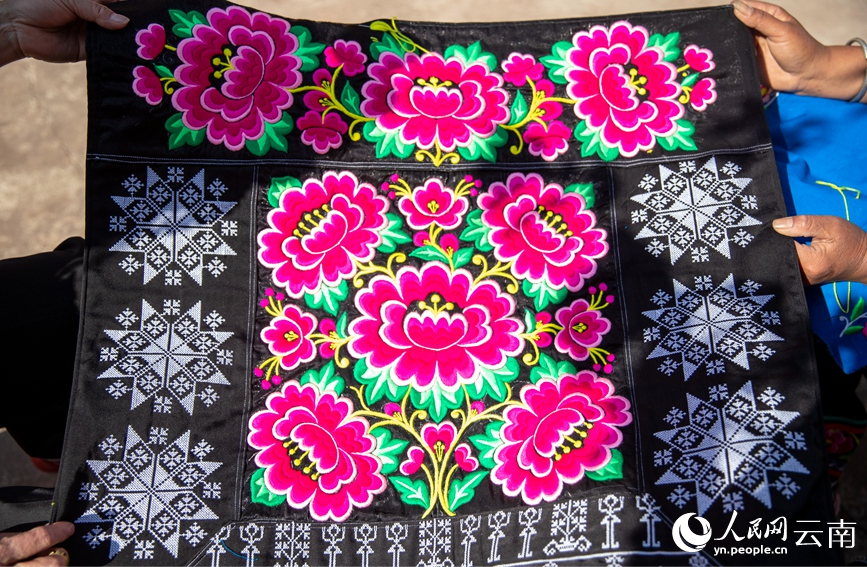 Yi embroidery in SW China’s Yunnan prospers