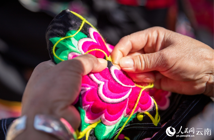 Yi embroidery in SW China’s Yunnan prospers