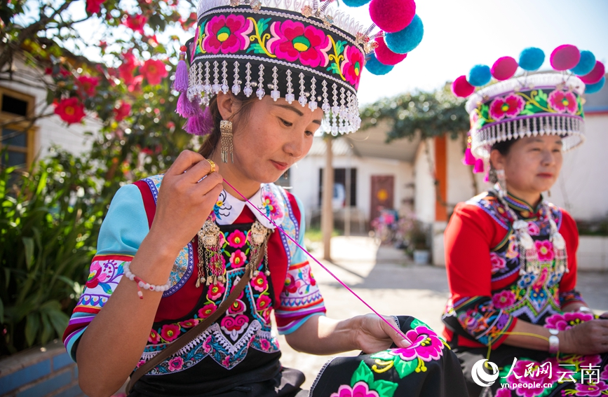 Yi embroidery in SW China’s Yunnan prospers