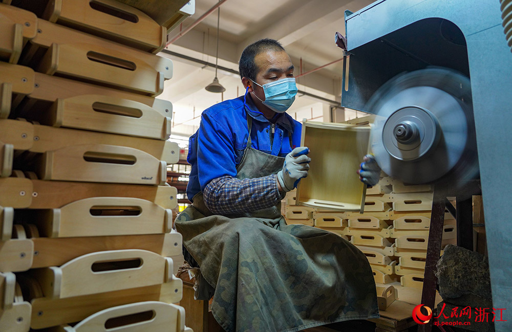 Wooden toy industry thrives in Yunhe county, China’s Zhejiang