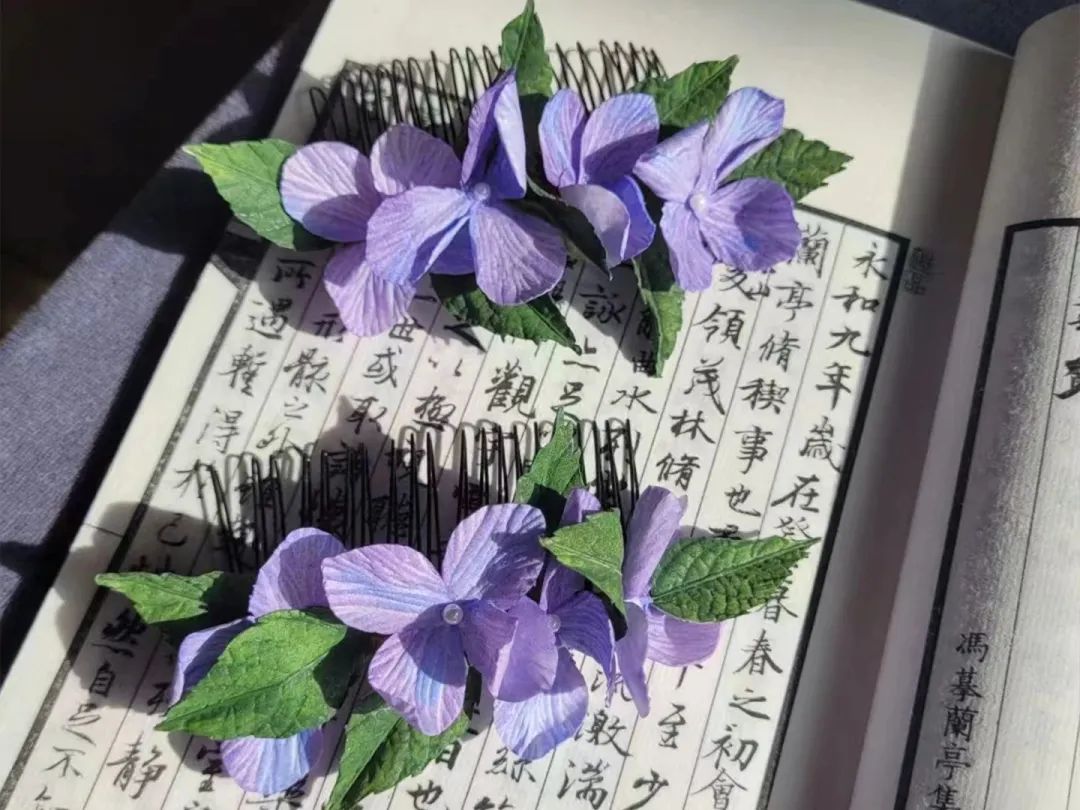 Young artist dedicated to passing down the craft of tongcao flowers making