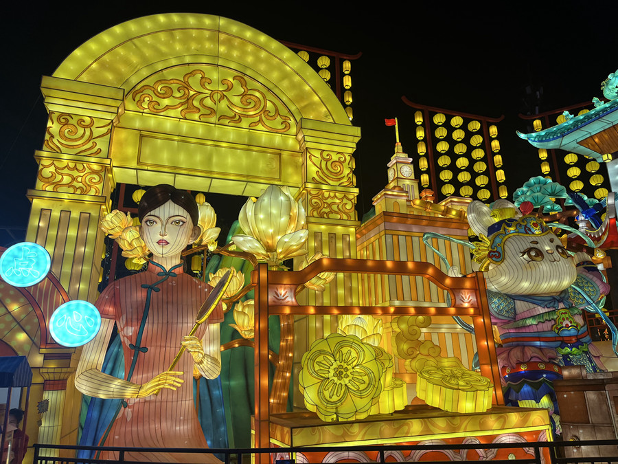 Dazzling Zigong lantern show attract tourists from home and abroad