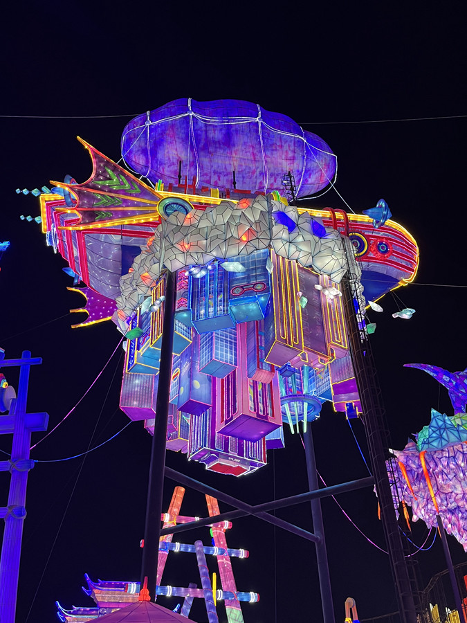 Dazzling Zigong lantern show attract tourists from home and abroad