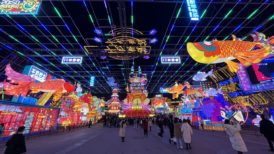 Dazzling Zigong lantern show attract tourists from home and abroad