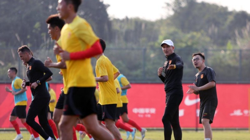 Chinese men's national football team attends training session in Haikou