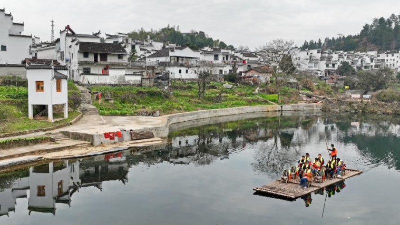 Spring scenery in Wuyuan in E China attracts lots of visitors
