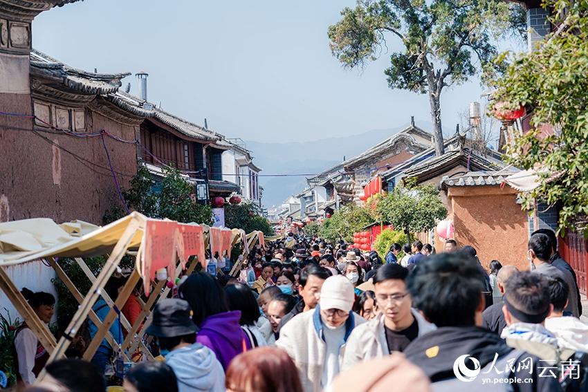 Street food carnival attracts visitors in SW China’s Yunnan