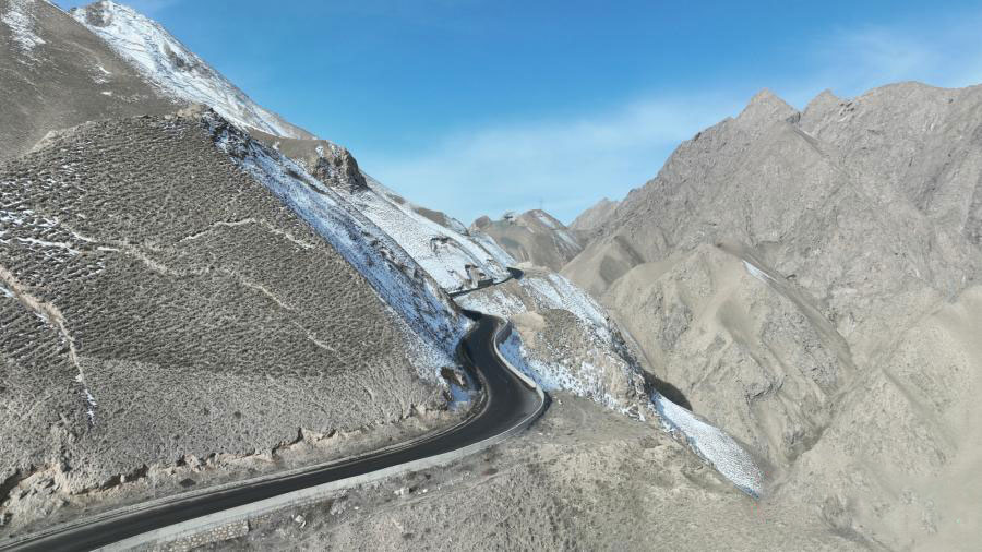 Magnificent scenery of Xinjiang-Tibet Highway in spring