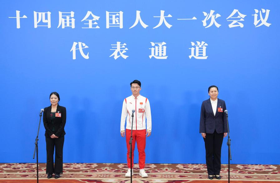 NPC deputies interviewed before 5th plenary meeting of 1st session of 14th NPC