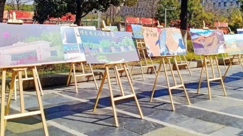 University students hold special exhibition of paintings of student dormitory cleaner