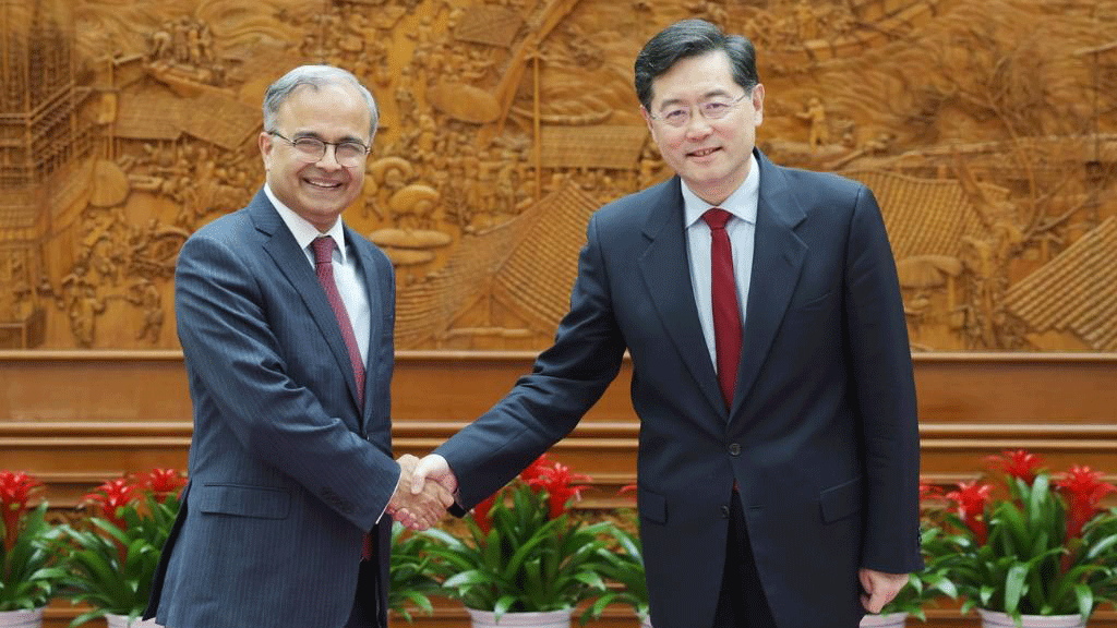 Chinese FM meets Pakistani foreign secretary on bilateral ties
