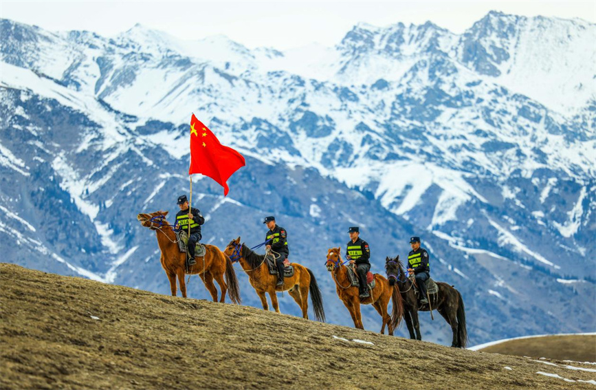 Police patrol borderline in NW China's Xinjiang