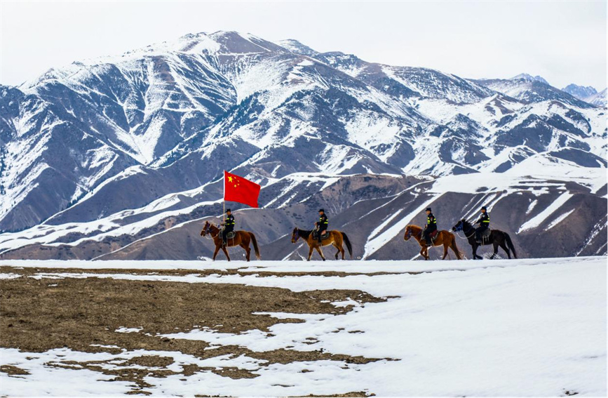 Police patrol borderline in NW China's Xinjiang