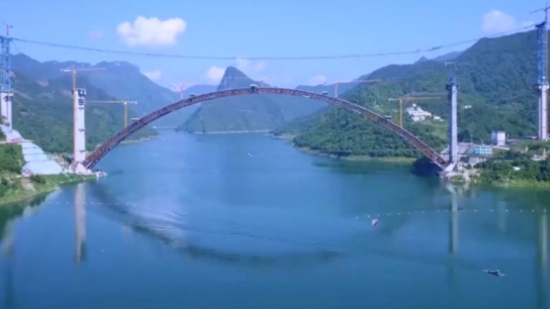 Long-span arch bridge under construction
